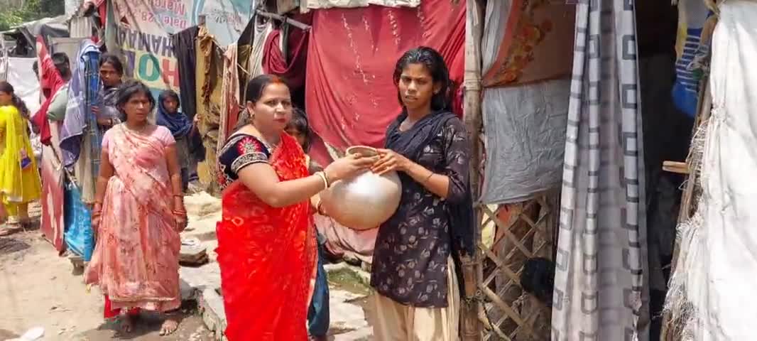 गया टाउन सीडी ब्लॉक: #Project #Help 
Offering someone a glass of water is the smallest act of kindness, so we have distributed water pots to
