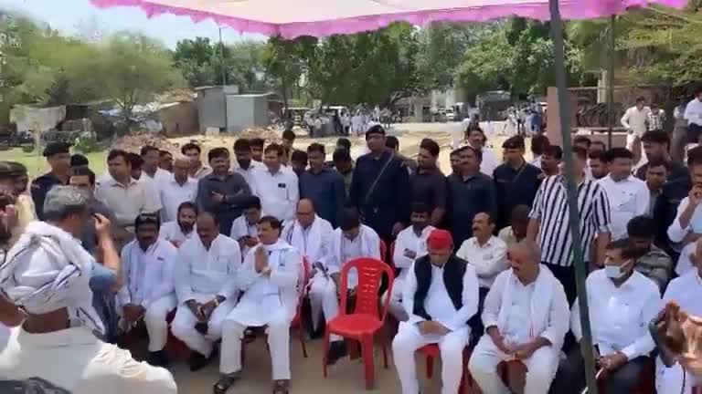 आदरणीय श्री #अखिलेश_यादव जी की ताई ब मैनपुरी के पूर्व सांसद तेजप्रताप की दादी जी के निधन  के उपरांत अंतिम विदाई.