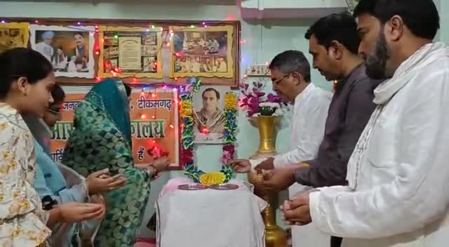 *भारत को आधुनिक युग में लाने वाले,संचार क्रांति व सूचना क्रांति के जनक एवं युवा भारत की क्षमताओं को पहचानने वाले दूरदृष्टा पूर्व प्रधानमंत्री राजीव_गांधी जी की पुण्यतिथि पर श्रद्धासुमन करते हुये  सादर नमन* #पवनघुवारा *टीकमगढ़*
