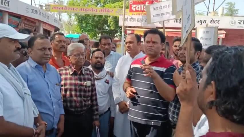 आज महू स्थित मालवा काम्प्लेक्स की दुकानों के किराया वृद्धि के विरोध में व्यापारी भाइयों के साथ महू बंद में शामिल होकर कैंटोनमेंट बोर्ड के तानाशाही रवैय्ये के खिलाफ अपनी बात रखी l
#Mhow #madhyapradesh