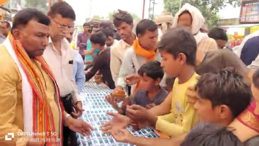 ज्येष्ठ माह के तृतीय मंगलवार के शुभ अवसर पर बांगरमऊ आवास के बाहर बजरंगबली बाबा का अपनी धर्मपत्नी श्रीमती विभा कटियार के साथ पूजन करके भंडारे में प्रसाद वितरित किया।

#जय_श्रीराम