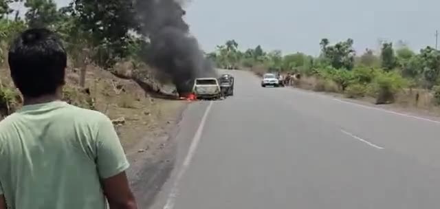 फुसरो-चंद्रपुरा सड़क में चलती कार में लगी आग, कोई हताहत नहीं।#एक्सीडेंट #आग#गाड़ी