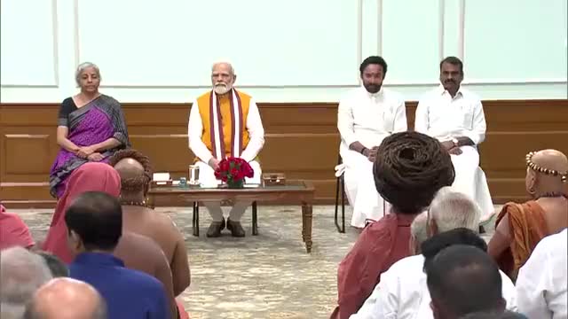 दिल्ली– दक्षिण भारत के अधीनम से मिले #PM मोदी, अधीनम ने #Sengol भेंट की, कल लोकसभा में स्थापित होगा।#pmmodi #NewSansad