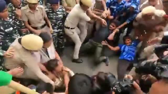देश मान बढ़ाने वाले हमारे खिलाड़ियों के साथ ऐसा बर्ताव बेहद ग़लत एवं निंदनीय ।
#शर्मनाक
#BajrangPunia #Phogat_Vinesh