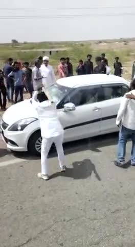 #पोकरण : कार और टेम्पो की मामूली भिड़त के बाद शांतिप्रिय समुदाय के लोगों ने  कार पर हमला करके क्षतिग्रस्त कर दिया। कार में सवार नरसिंगाराम व रामलाल बिश्नोई के साथ मारपीट की।
नरसिंगाराम बिश्नोई समाज के वरिष्ठ भामाशाह है और पोकरण में तीस सालो