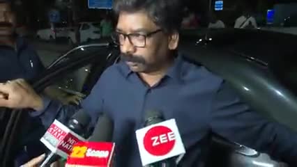 रांची एयरपोर्ट परिसर में प्रेस-मीडिया के प्रतिनिधियों के साथ संवाद करते हुए मुख्यमंत्री श्री #hemant_soren
