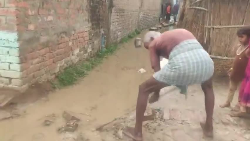बहेरी: बहादुरपुर मैं जानता का हाल बेहाल बारिश की पानी से ,और देख सकते है मुखिया को आशीर्वाद लेते हुए,#न्यूज,#जनता,#मुखिया