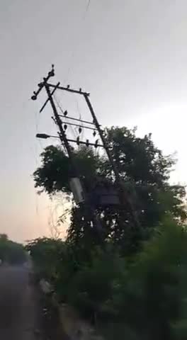 मेरठ: मेरठ:के गंगा नगर में अंधी अनेक के कारण पोल टूटने पर हड़कम्म #meerut NEWS 24 LIVE#meerutkhabarlivenews