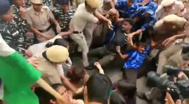 शर्मसार और लज्जित लोकतंत्र की तस्वीर। 

#WrestlersProtests
#पहलवानों_को_न्याय_दो
#JantarMantar