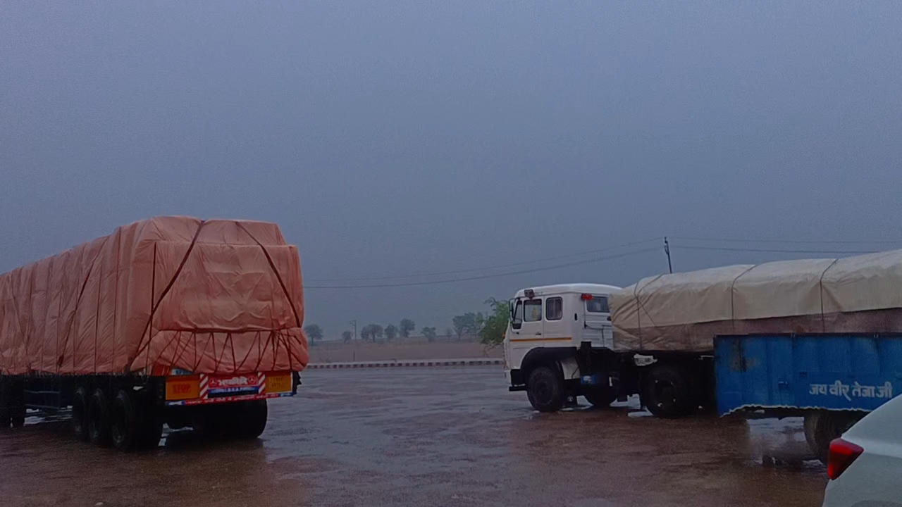 #सूरतगढ़#अमरपुरा#बारिश#तूफान
अमरपुरा तेज आंधी के साथ बारिश⛈️⛈️⛈️