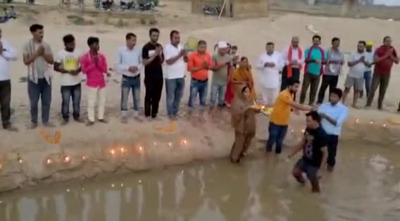 #गंगा #दशहरा के अवसर पर जल #नदी बचाओ #अभियान के साथी सदस्यों के साथ जमुई के निजुआरा #घाट पर #गंगा #आरती कर के #जल #पर्यावरण बचाने के लिए #अभियान की सफलता को ले मंगल कामना की🙏
आभार अभिनंदन सभी का कुमार सुदर्शन सिंह
