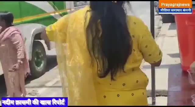 प्रयागराज: #Prayagrajnews @ नैनी  #व्यापार मंडल के द्वारा राहगीरों को शरबत पिलाया जा रहा है देखिए #तस्वीरें रीवा रोड से लाइव