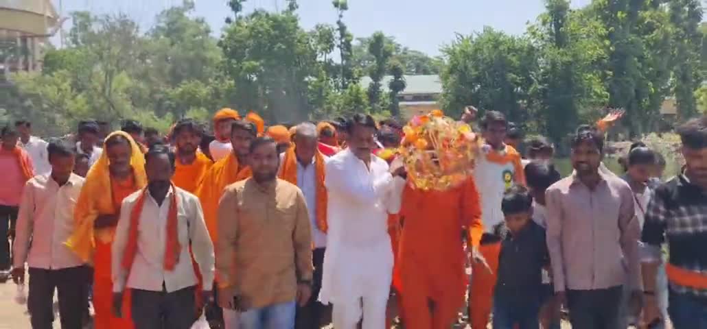 क्षेत्र के ग्राम सड़िया मुगलपुरा से पूर्णागिरि माता के दरबार से 7 दिनों की यात्रा तय करके यशवंतरी माता के दरबार पीलीभीत पहुंचे मातारानी के भक्तों के साथ झंडी यात्रा में शामिल होने का सौभाग्य प्राप्त हुआ... #जय_माता_की🙏