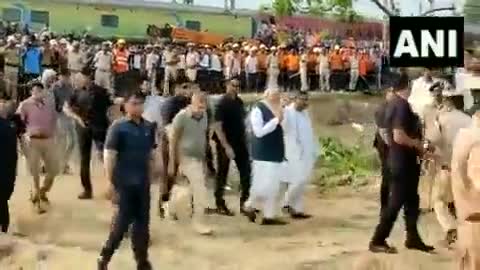 जहाँ 300 लोगों की जान गई है वहाँ भाजपा के लोग मोदी मोदी के नारे लगा रहे और मोदी जी उनका अभिवादन कर रहे,
भाजपा की बेशर्मी की कोई सीमा नहीं।
#TrainAccident #OdishaTrainAccident