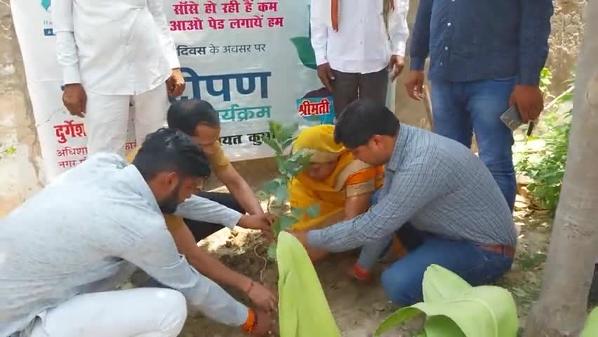 कुसमरा चेयरमैन गायत्री देवी ने किया वृक्षारोपण
#मैनपुरी #कुसमरा #किसनी #कुरावली #घिरोर #करहल #नवीगंज #बेवर #नवीगंज
