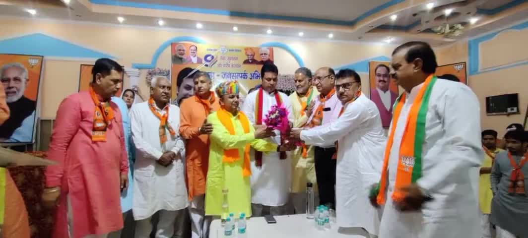 आज चरखी दादरी जिले में माननीय प्रधानमंत्री श्री Narendra Modi जी के नेतृत्व वाली केंद्र सरकार के ऐतिहासिक 9 वर्ष #सेवा,#सुशासन और #गरीब कल्याण के कार्यकाल की उपलब्धियों को #महा-जनaसंपर्क अभियान में  भिवानी-महेंद्रगढ़ लोकसभा की बैठक हुई
