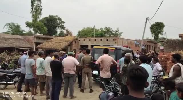 थाना इमलिया सुल्तानपुर के परेई रायपुर में ग्राम लोगों के द्वारा एक गोवंश की हत्या की गई है गोवंश को मारकर तालाब#suchnaa