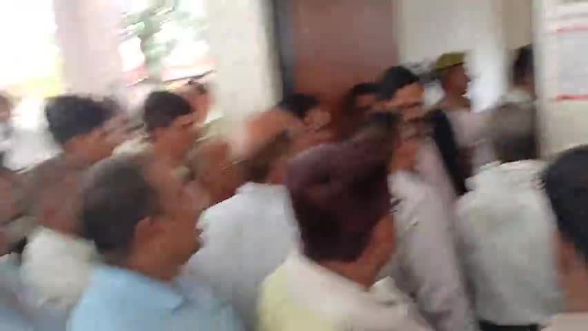 मऊ: मधुबन तहसील में उपजिलाधिकारी की घूसखोरी और मनमानी के खिलाफ धरने पे पब्लिक #public_ #viralvideo #trendiing #videoviral