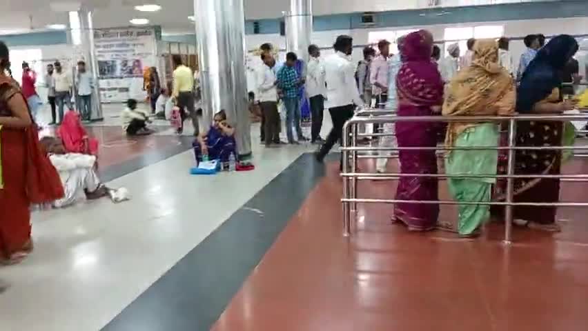 तिर्वा मेडिकल कॉलेज में उमड़ी मरीजों की भीड़ कर्मचारियों की लापरवाही से उमड़ती भीड़ #kannauj #tirwa #medicalcollage