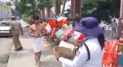 दिल्ली पुलिस में होने का दिखा रहा था रौब महिला पुलिसकर्मी ने निकाली हेकड़ी 
#haridwarpolice 
#trafficpolice