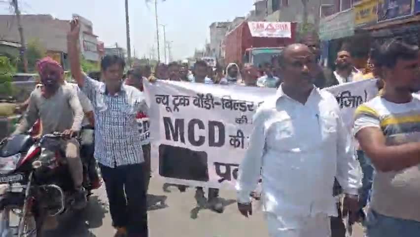 अलीपुर: #MCD के SI वीरेंद्र के खिलाफ संजय गांधी ट्रांसपोर्ट नगर दिल्ली से प्रधान उमेश बाबू व उनके साथियो ने विरोध मोर्चा निकlला
