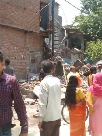 दिल्ली में श्रीनिवासपुरी स्थित जेजे कालोनी -1 में चलाया गया बुल्डोजर लोग खुले में रहने को मजबूर #shriniwaspuri #delhi
