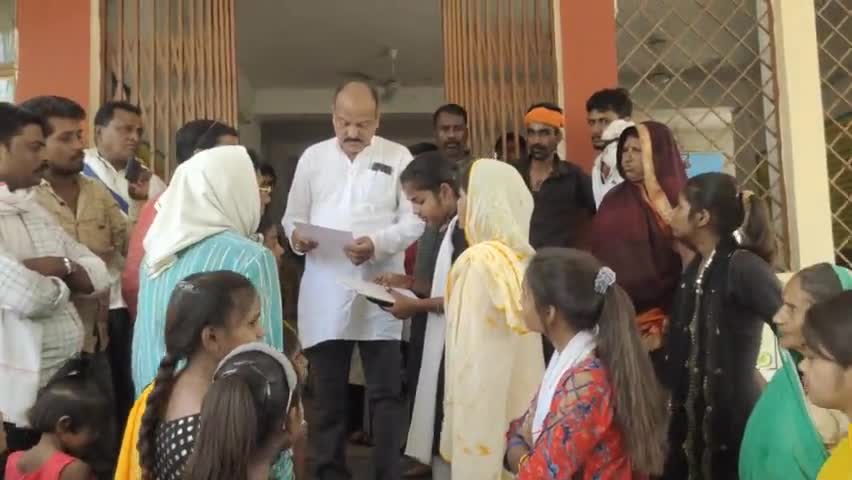 सिलवानी: सिलवानी के वार्ड नंबर एक की समस्याओं को लेकर वार्ड वासियों ने सीजी गोस्वामी को सौंपा ज्ञापन#सिलवानी#रायसेन