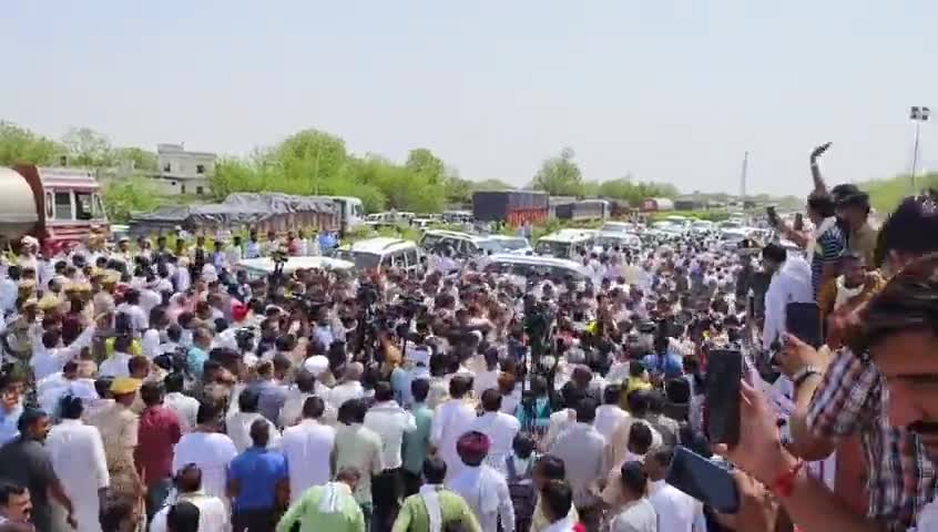 #दौसा : भंडाना, स्व. राजेश पायलट जी को श्रद्धांजलि अर्पित करने उमड़ी लोगों की भारी भीड़ ।
#राजेश_पायलट_अमर_रहे
#sachinp