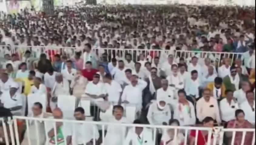जहां-जहां कांग्रेस की सरकारें हैं, वहां हमने अपना वादा पूरा किया है।
#priyankagandhivadra #Rahulgandhi #incmp #incindia