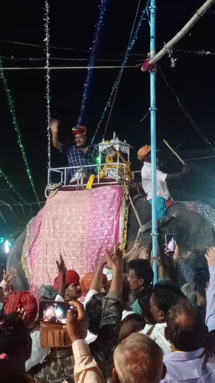 अजमेर: #Salasar darbar Pushkar Ajmer ke kumhar Prajapati samaj
ki or se  Dhaneshwar, Fulya kala,  Bhilwara Barat ka agaman hua