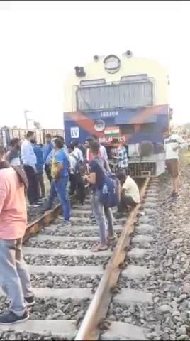 निजीकरण और कर्मचारियों की कमी का रुझान आना शुरु हो गए। 
#railwayline  #arvindkejriwal