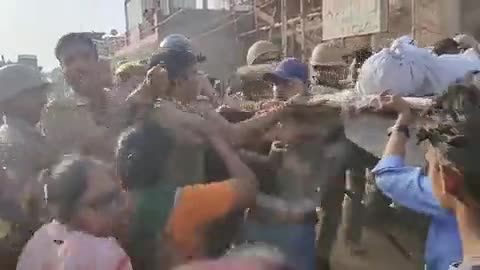 #लखनऊ के इंदिरा नगर के तकरोही में किशोरी का #रेप कर के पंखे से लटका दिया शव ।
पुलिस और परिवार वालों की बीच हुआ बवाल ,