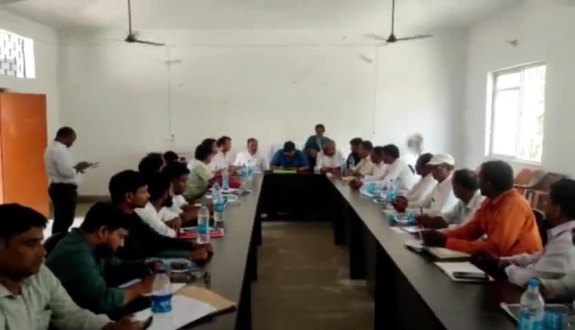 गाण्डेय: गांडेय प्रखंड सभाकक्ष में बिससूत्री कार्यक्रम क्रियान्वयन की समीक्षा बैठक आयोजित की गई