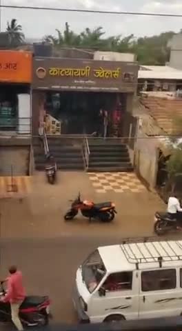 कोल्हापुर में ज्वेलरी के दुकान में दिन दहाड़े डकैती करते चार लोग
.
...
.#news18 #news24 #news #news_update #khabarfast