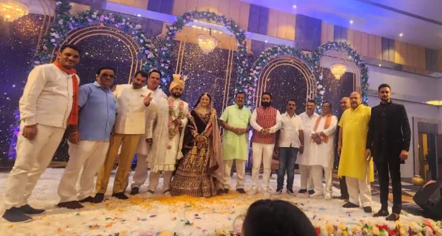 कल दिनांक 12 जून को पप्पू तिवारी जी के सुपुत्र के विवाह में सम्मिलित होकर नव दंपत्ति को सुखमय वैवाहिक जीवन हेतु शुभकामनाएँ दीं 🌸💐
#शादीसमारोह #raipur #raipurblog #raipurbloggrr #raipurians #raipurnews #raipurcity