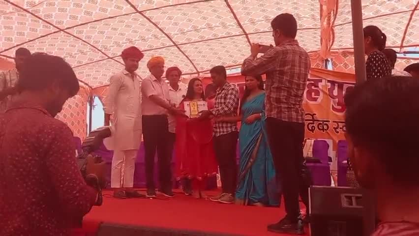 मुख्य अतिथि तौर पर कार्यक्रम में मेधावी छात्र-छात्राओं को सम्मानित किया।
#chiefguest #event