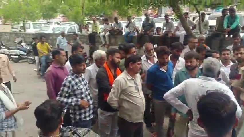 जालौर: एक दुकान पर गौ माता दान पेटी चोरी कर आप आरोपी पकड़े गए मौके पुलिस पहुंची #जालौर पुलिस