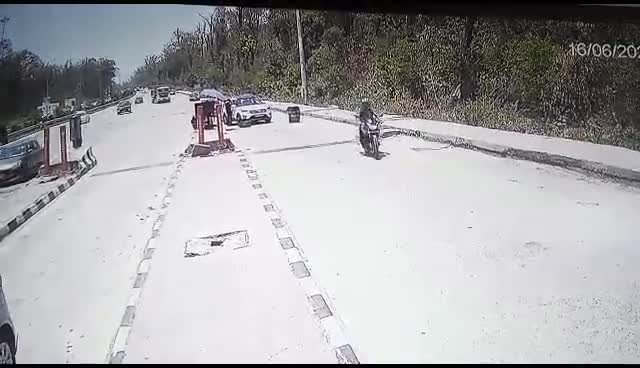 डोईवाला टोल प्लाजा पर ट्रक के ब्रेक फेल  ड्राइवर की सूझबूझ से टला बड़ा हादसा
#doiwalatollplaza
#tollplaza
#viralvideo