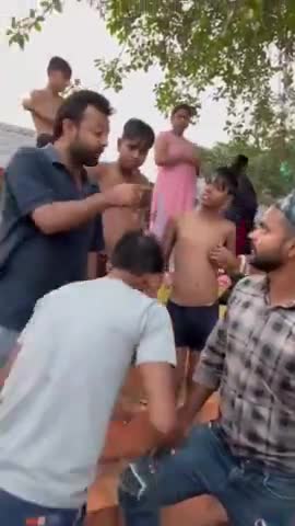 हरिद्वार के एक घाट पर मुस्लिम जोड़े के साथ अभद्रता का वीडियो वायरल
#viralvideo #haridwarviralvideo #publicaap