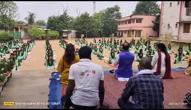 प्रखंड मरकच्चो के कस्तूरबा बालिका उच्च विद्यालय में 21 जून अंतर्राष्ट्रीय योग दिवस को लेकर योग शिक्षक सुनील कुमार द्वारा योग, प्राणायाम के साथ-साथ कई प्रकार के आसन मुद्रा एवं उससे होने वाले लाभ के बारे में बताए, नियमित योग करने की अपील की।