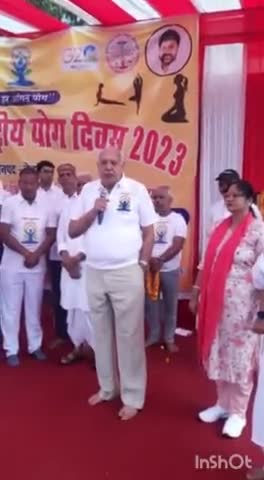 #अंतराष्ट्रीय #योग #दिवस पर स्टेडियम #देवरिया में #सांसद और #मंत्रियों ने किया लोगो के साथ योग।