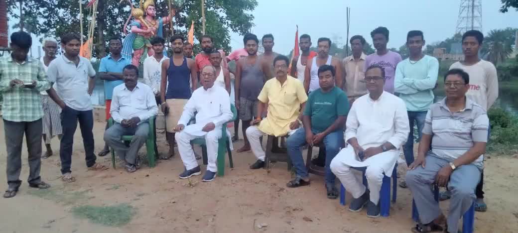 गुरुवार को सिंदरी विधानसभा के पूर्व विधायक फूलचंद मंडल की उपस्थिति मेंJMM  के केंद्रीय सदस्य श्री धरणीधर मंडल के नेतृत्व में गोविंदपुर के खड़का बाद गांव में झारखंड सरकार की चल रही योजनाओं के बारे में बताया और लाभ लेने की अपील की।