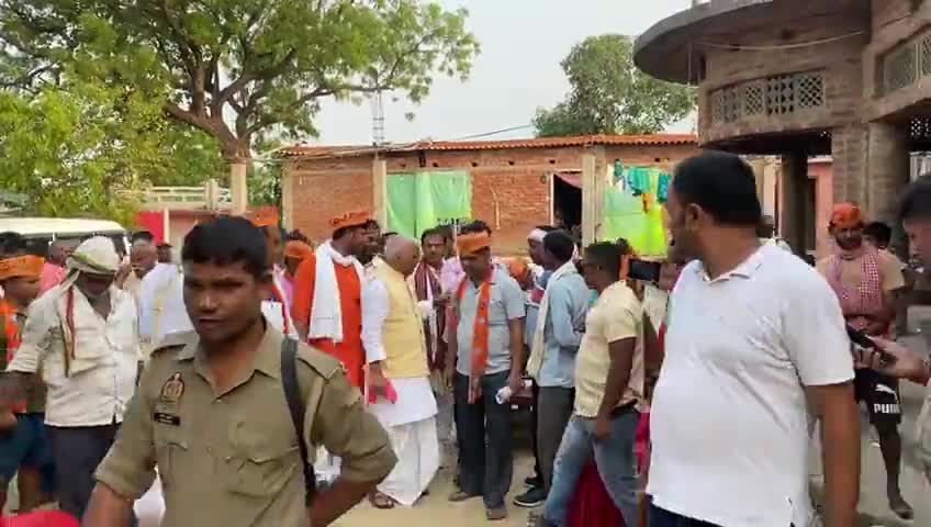 #भाजपा के घर-घर सम्पर्क #अभियान के तहत #सदर #सांसद ने #गौरीबाजार के करमाजीतपुर में किया #जनसंम्पर्क।
