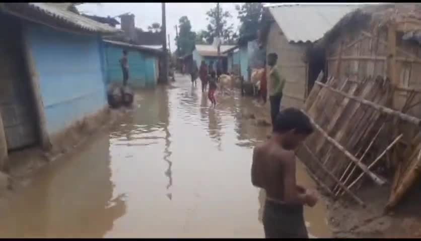 सुप्पी मोहनी मण्डल पंचायत के रोड की हालात बनी नाजुक घर में घुसा पानी