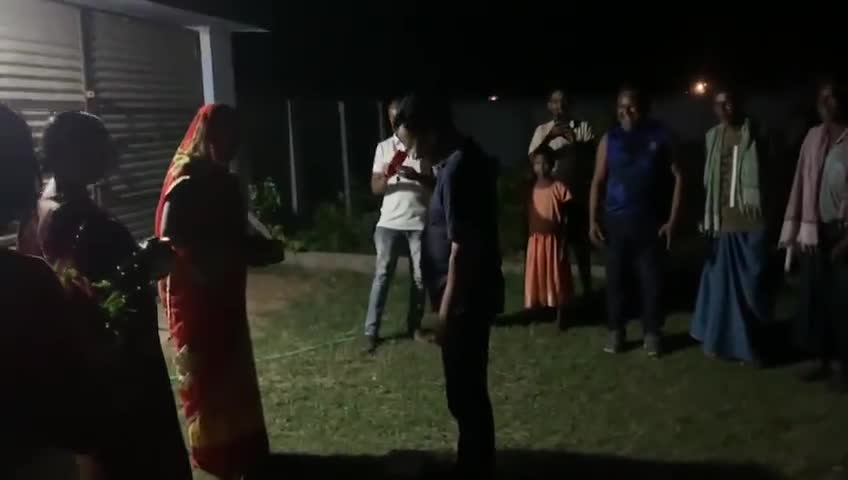 पदयात्रा से वापस घर आने पर घर परिवार वालों के द्वारा हो समाज के रीति रिवाज के आधार पर हल्दी युक्त पानी में तुलसी और आम पते से सर,हाथ पैर धोकर शुद्ध करते हुए बहन,भाभी और परिजन..
