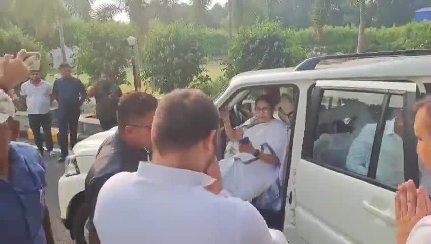 पश्चिम बंगाल की मुख्यमंत्री अभिभावक आदरणीय ममता बनर्जी जी और भाई अभिषेक बनर्जी जी का आवास पर स्वागत किया।