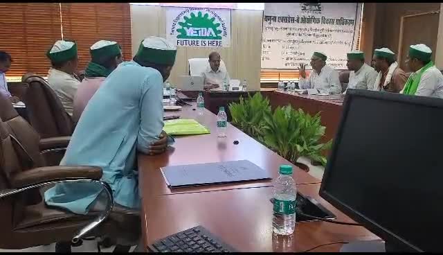 गांव की सभी आवादियो को गांव के पेरिफेरल के अंदर ले जाकर  तथा नियोजन से बाहर करके बचाने का वायदा किया।7%आवासीय प्लाट के विकास शुल्क  जिसको किसान  जमा करने मे शक्छम नही है उसका 14000रु वर्ग मी के हिसाब से पैसा काट कर बाकि प्लाट किसान को दे दि