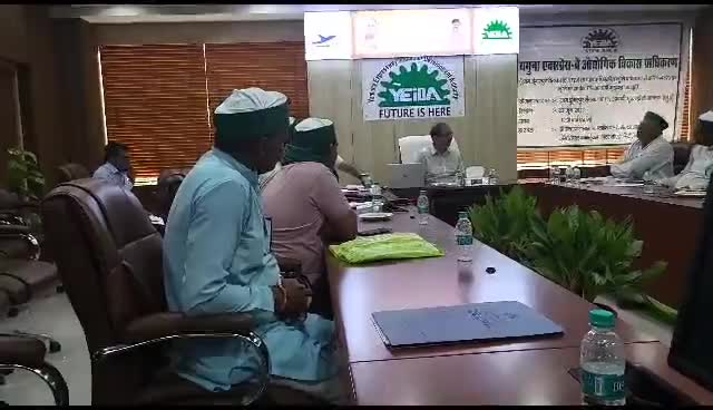 गांव की सभी आवादियो को गांव के पेरिफेरल के अंदर ले जाकर  तथा नियोजन से बाहर करके बचाने का वायदा किया।7%आवासीय प्लाट के विकास शुल्क  जिसको किसान  जमा करने मे शक्छम नही है उसका 14000रु वर्ग मी के हिसाब से पैसा काट कर बाकि प्लाट किसान को दे दि
