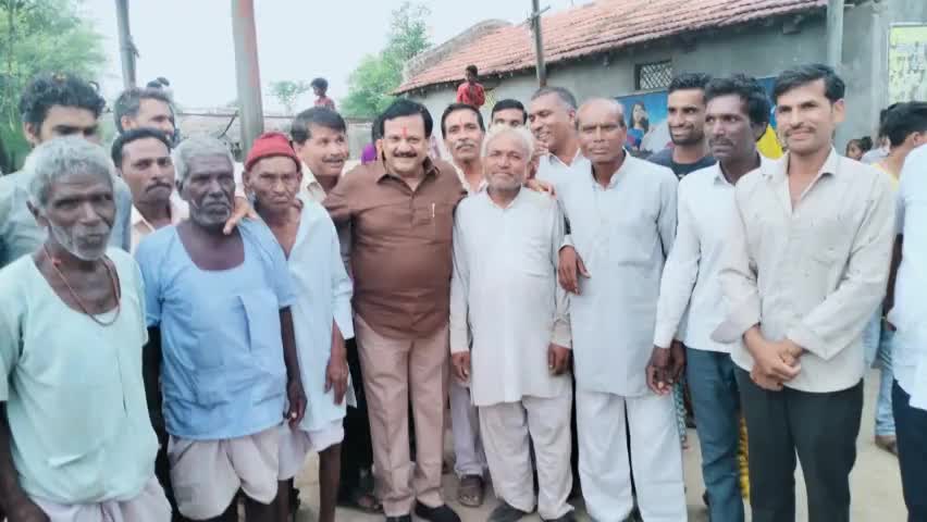 पूर्व मंत्री एवं विधायक मा.श्री सज्जन सिंह जी वर्मा ने आज पीपलरावां ब्लॉक के दौरे पर ग्राम मावरखेड़ी में ग्रामीण जनों से सौजन्य भेंट कर उनकी समस्याएं जानी और अधिकारियों से फोन पर चर्चा कर समस्याओं का तुरंत निराकरण करने के लिए निर्देशित किय