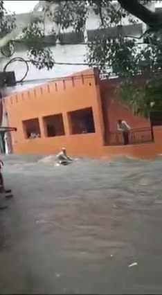 हरिद्वार में बारिश के पानी मे बह गई बाइक #publicapps #barish #viral_videos